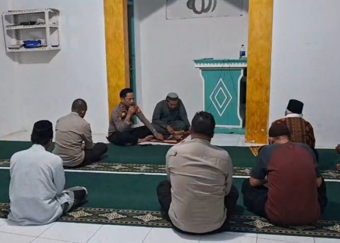 Bangun Kedekatan dengan Warga, Kapolsek Lalan Pilih Dialog Lewat Salat Subuh Berjamaah