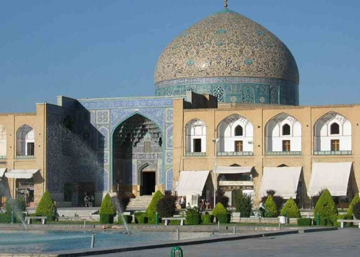 Bukti Kejayaan Islam di Iran, Masjid Berusia 4 Abad Ini Kubahnya Pantulkan Efek Cahaya Warna-warni