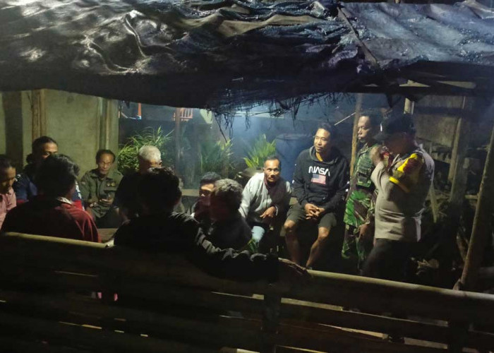 Cegah Kejahatan di Batu Lintang, 2 Anggota Babinsa Turun Tangan Aktifkan Lagi Poskamling!