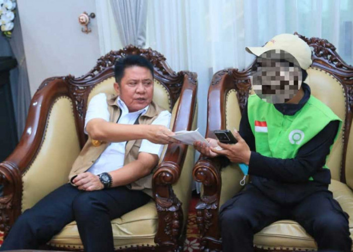 Tepati Janji, Gubernur Herman Deru Serahkan Rp10 Juta untuk Driver Ojol yang Berani Laporkan Pembakar Lahan