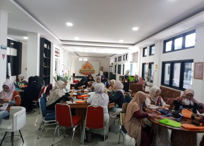 Bukan Sekadar Sampah, TUW Sumsel Buktikan Gulungan Lakban Bekas dan Kain Perca Disulap Jadi Kerajinan Cantik