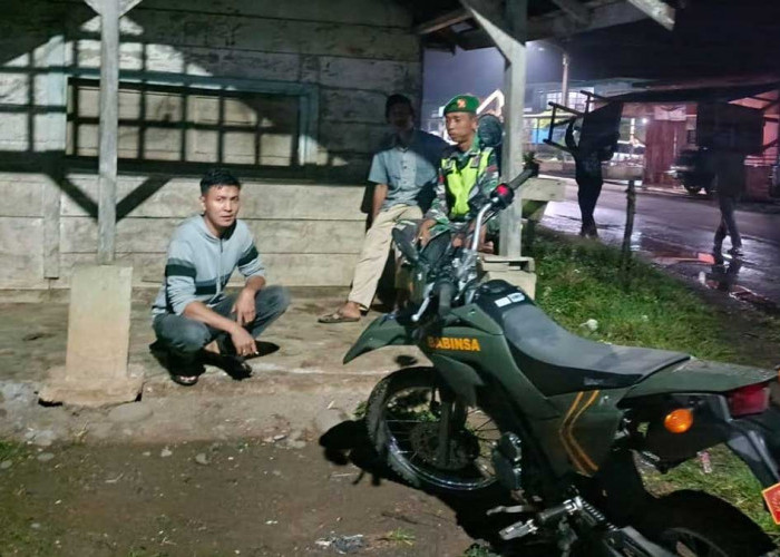 Ciptakan Rasa Aman, Babinsa Koramil Dempo Selatan 'Turun Gunung' Ikut Ronda Malam Bersama Warga