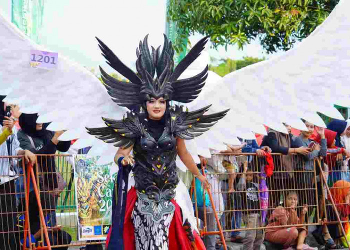 Bak Lautan Manusia, Masyarakat Muba Padati Jalan Kolonel Wahid Udin Saksikan Karnaval