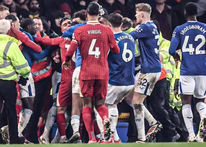 Virgil Van Dijk Kecam Wasit Michael Oliver yang Kehilangan Kendali di Derby Merseyside