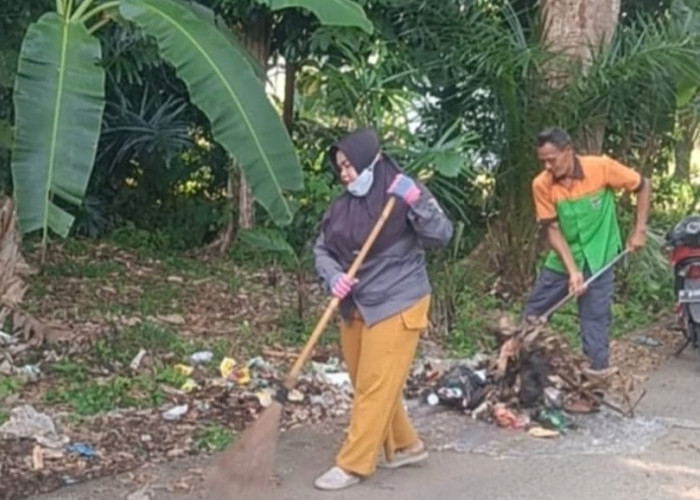 DLH Lubuk Linggau Tindak Cepat Aduan Warga, Sampah Liar di Jalan Kasie Dibersihkan