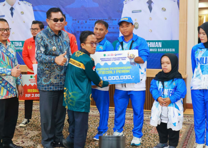 Bupati Muba Serahkan Langsung Bonus bagi Atlet Porprov dan Peparprov