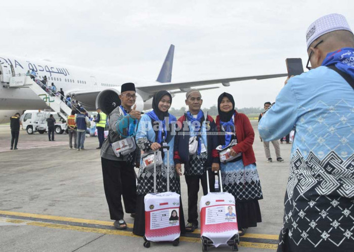 Momen Haru di SMB II! Boeing 777-300ER Angkut 443 Jemaah Haji Kloter 1 Sumsel Menuju Tanah Suci