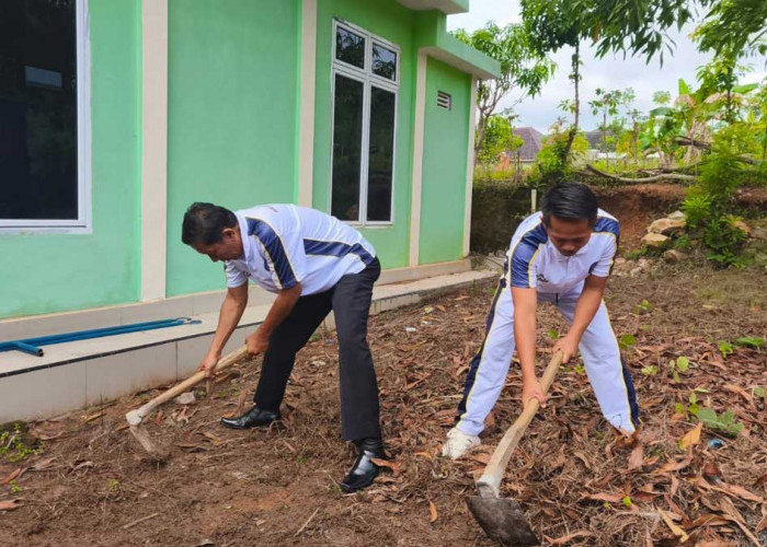 Kobarkan Semangat Pemasyarakatan, Jajaran Rutan Baturaja Kompak Hijaukan Lingkungan Kantor