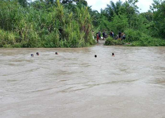   Sungai Lingsing Meluap, Warga Bertaruh Nyawa Menyeberang dengan Ban Karet