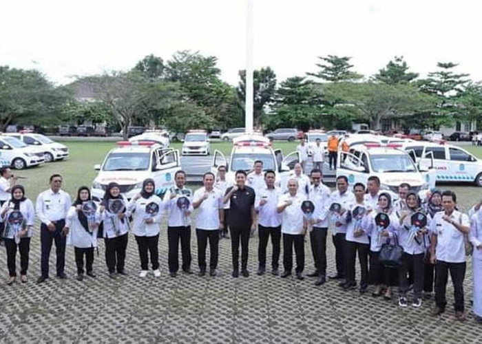 Bagikan 16 Ambulans, Bupati Ogan Ilir Panca Tekankan Hal Ini