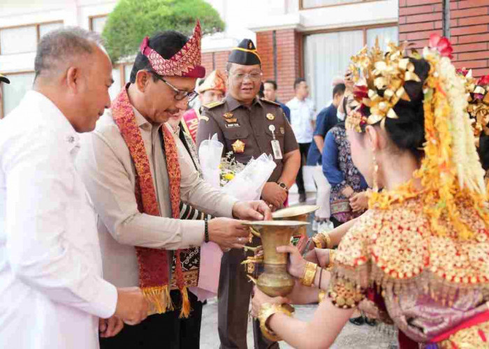 Disambut Tari Tanggai dan Tanjak, Kajati Sumsel Nurcahyo J.M. Tiba di Bumi Sriwijaya