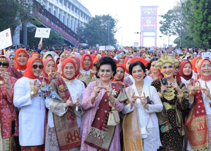 Pecah Rekor! Ribuan Perempuan Berkebaya Songket Padati Jembatan Ampera Saat CFD