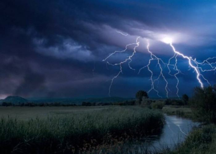 Waspada! BMKG Prediksi Hujan Petir Melanda Sumsel Hari Ini, 8 Desember 2025