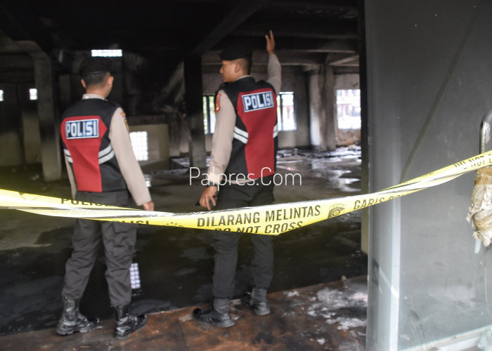 Gedung Riset Center Politeknik Negeri Sriwijaya ( POLSRI ) Terbakar Ulah Anak Kecil Bermain Korek Api Polisi lakukan Olah TKP