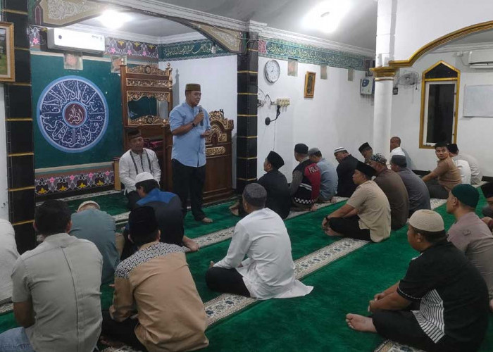 Sejuk! Lihat Kekompakan Polisi dan Warga Prabumulih Tadarus Al-Quran Bareng di Masjid Nurul Arifin