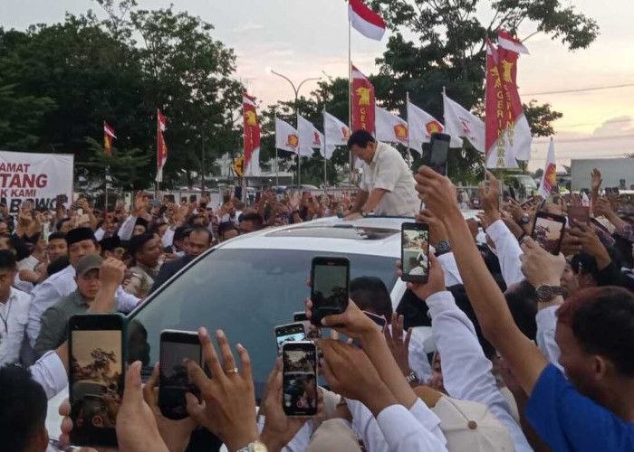 Warga Palembang Tunggu Prabowo Subianto Sejak Pagi, Ada yang Rela Sewa Angkot 