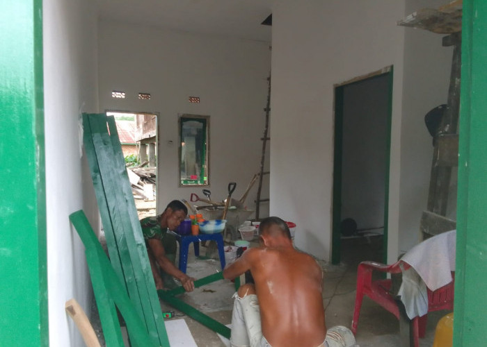 Personel TMMD Buat Pelindung Jendela dan Pintu Rumah Nenek Ratna