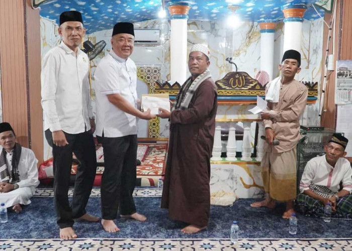 Puji Kekompakan Warga, Cik Ujang Serahkan Bantuan untuk Masjid Darussalam dan Masyarakat Desa Kepur