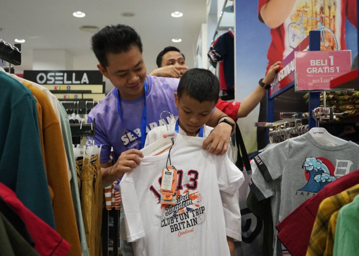 Beli Baju Lebaran, Pekerja Muda Pertamina Ajak Anak Yatim di Palembang ke Pusat Perbelanjaan