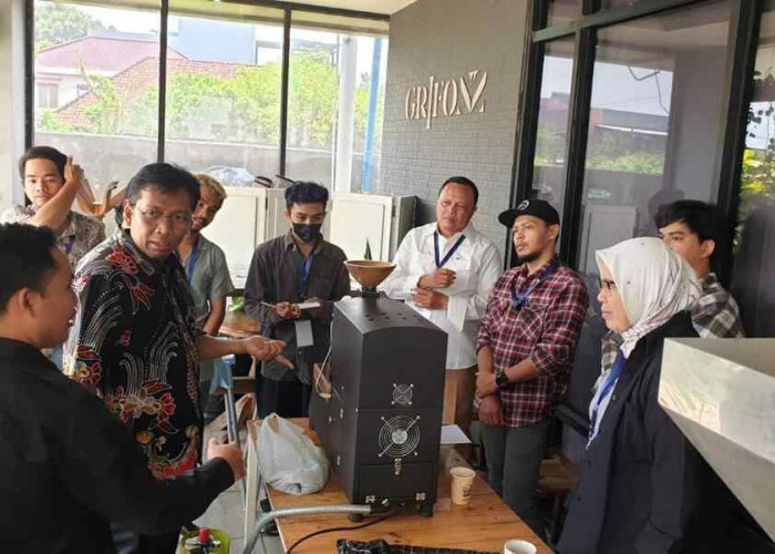 Tingkatkan SDM Bidang Roasting Kopi, Kementerian Koperasi UKM Lakukan Ini di Palembang 