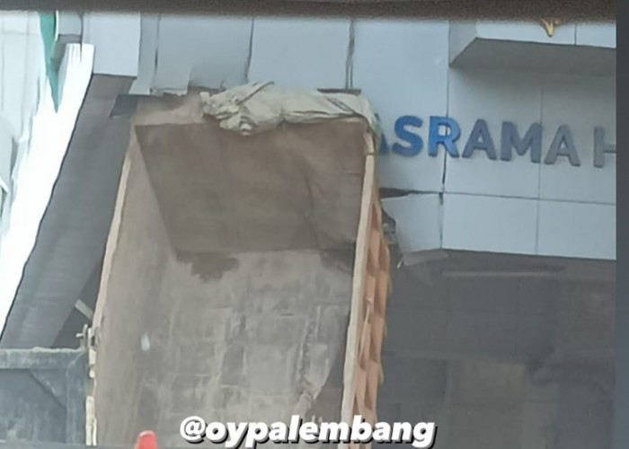 BREAKING NEWS! Dump Truck 'Nyangkut' di Stasiun LRT Asrama Haji Palembang, Begini Penampakannya
