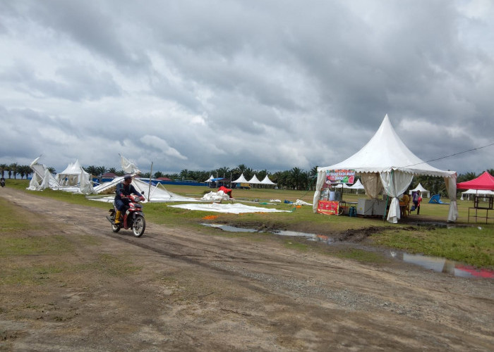 Disapu Hujan dan Angin Kencang, Tenda Stand UMKM di Tanjung Senai Porak Poranda