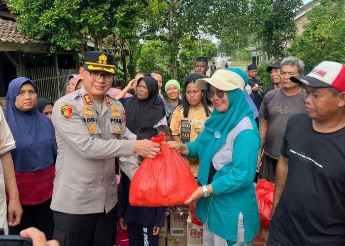Polres OKU Timur dan Ponpes Darul Qur’an Salurkan Logistik Banjir di Belitang