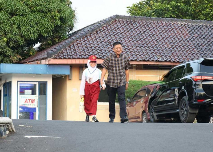Hari Pertama Sekolah, Momen Haru Bupati OKU Timur Antar Sang Anak ke Ruang Kelas