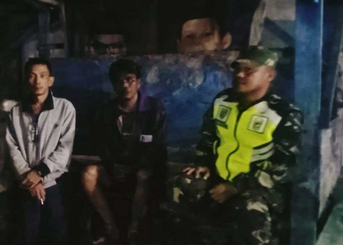 Sinergi Nyata TNI-Polri dan Warga! Babinsa Koramil Pendopo Turun Langsung Jaga Kondusifitas Lewat Ronda Malam