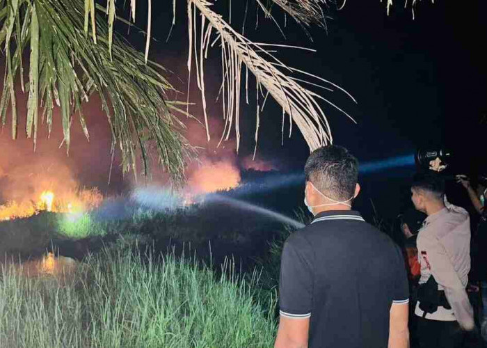 Kapolres Ogan Ilir Terjun Langsung ke Lapangan, Pimpin Padamkan Api di titik Hotspot Desa Lorok Indralaya