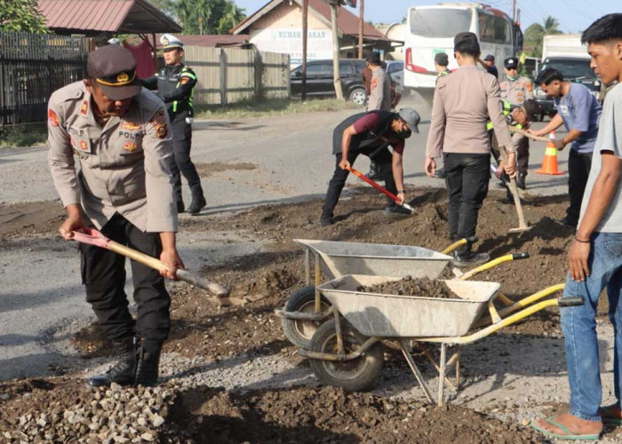 Waspada Lubang Jalan! Polres Lahat Gerak Cepat Tambal Jalur Nasional Demi Keselamatan Mudik 2026