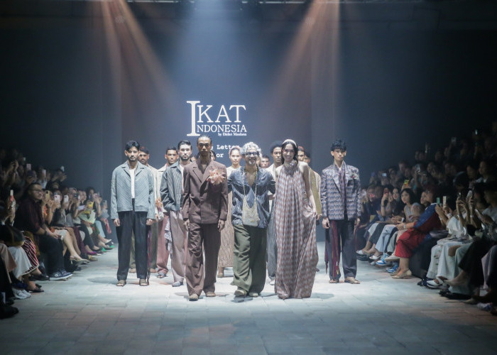 IKAT Indonesia by Didiet Maulana Mempersembahkan Koleksi Resort 'Love Letter for Wamena' di PIMFV 2024