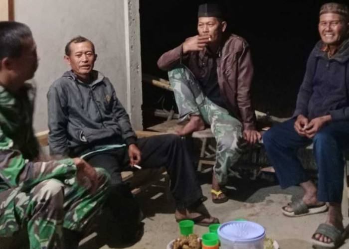 Ditemani Secangkir Kopi Panas & Makanan Ringan, Babinsa Koramil Dempo Selatan Pantau Kamtibmas