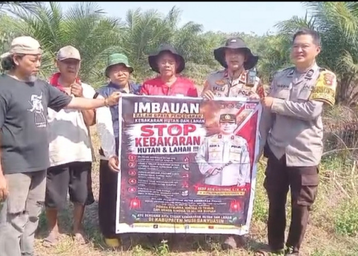 Tekan Risiko Karhutla, Polsek Plakat Tinggi Edukasi Warga Soal Larangan Bakar Lahan