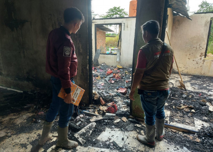 Aksi Cepat Tanggap Personil Polsek Bayung Lencir Datangi Rumah Kades Terbakar