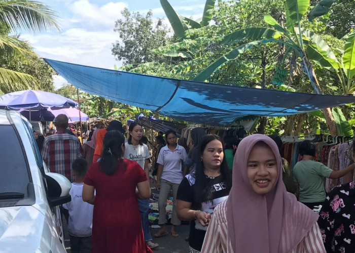 Pasar Kalangan di Bailangu, Kecamatan Sekayu Dipadati Pembeli Menjelang Lebaran Idul Fitri 1445 H 