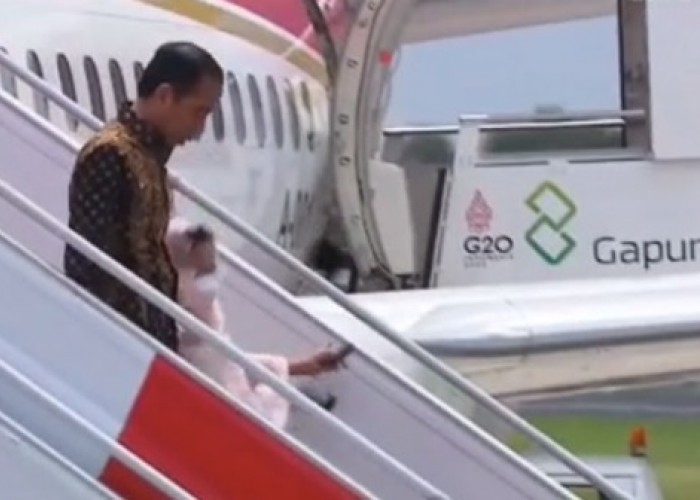  Iriana Jokowi Terpeleset di Tangga Pesawat Kepresidenan