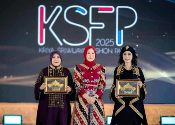 Kain Adat Kawai Kanduk Bersinar di Fashion Show Ladys Tenun Klasik x Dekranasda OKU Selatan