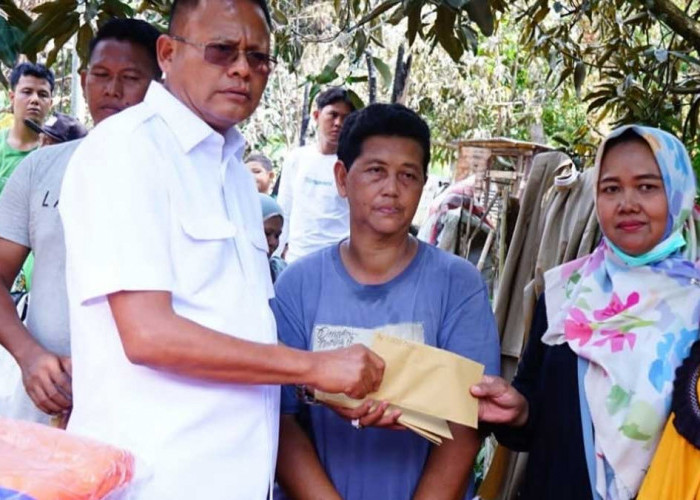 Rumah Makan Pindang Pegagan RKT Hangus Jadi Arang, Cak Arlan Datangi Korban Bawa Bantuan Darurat