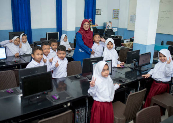 7 Alasan DPR Tolak Skema Guru PPPK Paruh Waktu 