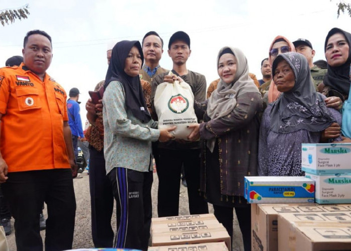 Melza Elen Setiadi Langsung Santuni Korban Kebakaran Desa Ibul Tiga Kabupaten Ogan Ilir 