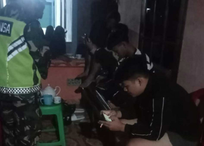 Cegah Potensi Kejahatan di Keramaian, Babinsa Koramil Muara Pinang Turun Langsung Sambangi Warga