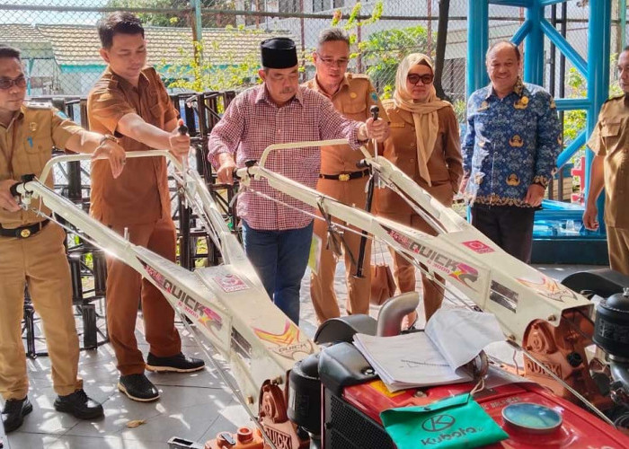 Manjakan Petani! Bupati Lahat Serahkan Bantuan Alsintan dan Dana Rp 1,1 Miliar untuk Koptan