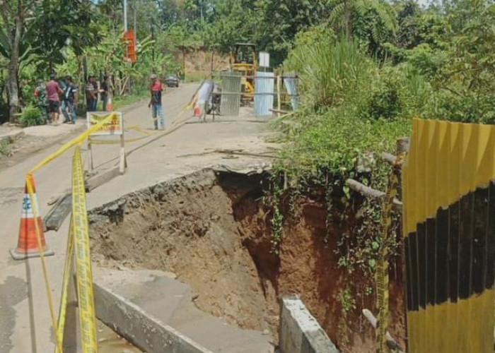 Jalan Amblas, Bupati OKU Selatan Himbau Warga Waspada Bencana Alam