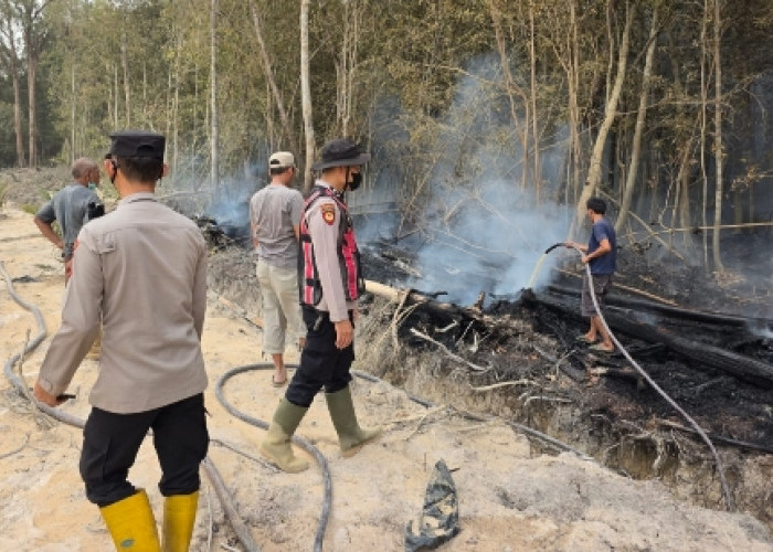 Layanan 110 Direspons Cepat, Polsek Batanghari Leko Padamkan Lahan Terbakar