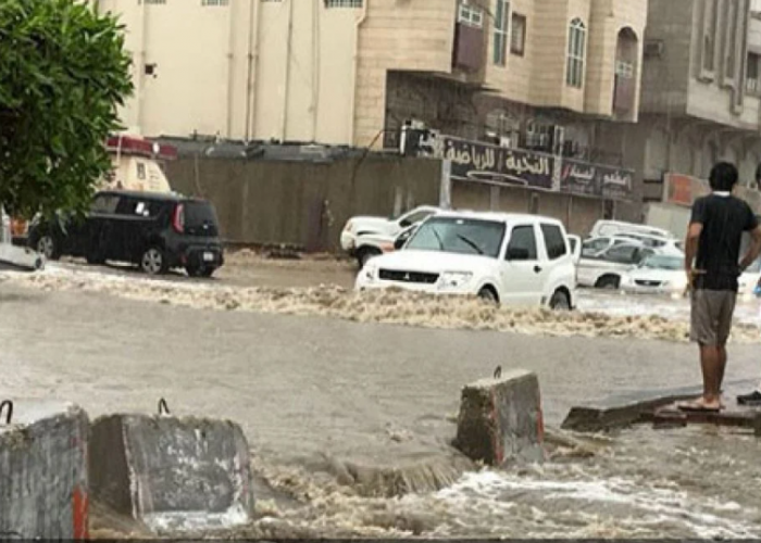 Viral! Video Banjir Bandang Terjang Jeddah, 2 Orang Tewas