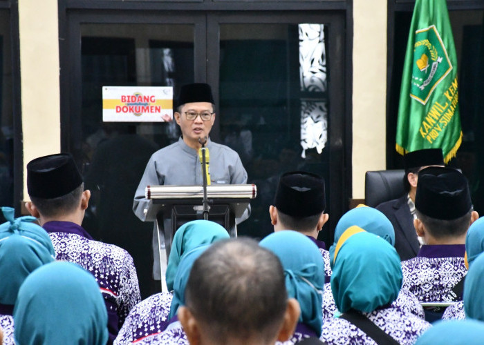 Kakanwil Kemenag Sumsel Lepas Jemaah Haji Kloter 2 Embarkasi Palembang, Minta Petugas Sigap Melayani