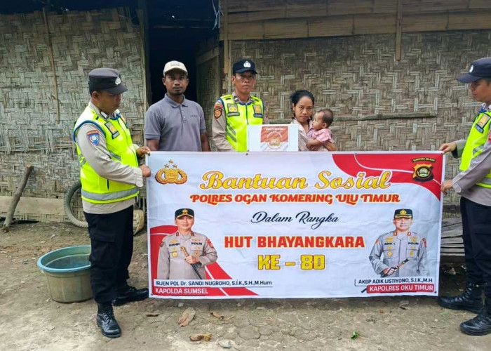 Bukan Patroli Biasa, Intip Aksi Humanis Personel Polres OKU Timur Blusukan ke Desa Sambil Pikul Sembako