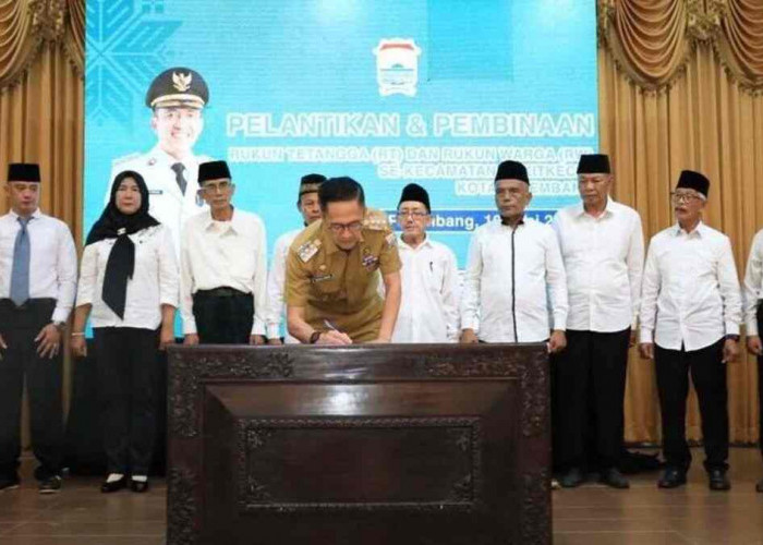 155 Ketua RT dan 39 Ketua RW di Kecamatan Bukit Kecil Dilantik Pj Walikota Palembang Ratu Dewa