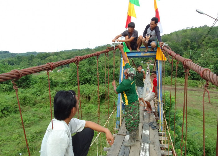 Agar Aman, Personel TMMD dan Warga Ikat Kawat Jembatan Gantung 